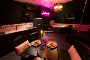 Jacuzzi | Loveroom | Round Mirror Bed | Tentra Sofa - Image 4