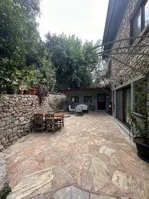 Beachfront apartment with garden - Image 5