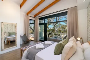 Sunny Double Volume Penthouse, All Ensuite - Image 4