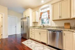 Short walk to Downtown and Lane Stadium! - Image 5