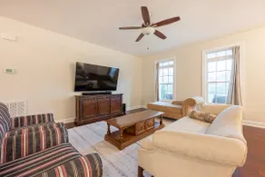 Short walk to Downtown and Lane Stadium! - Image 2