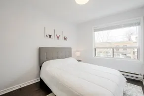 Sleeps 4, 2Bdrm Apartment at Woodbine & Gerrard - Image 5