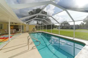 Huge Pool, Close to Beaches, Restaurants & Shops - Image 2