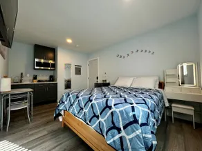 Explorers' Retreat丨Private Studio w Gated Parking - Image 2