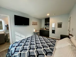 Explorers' Retreat丨Private Studio w Gated Parking - Image 3