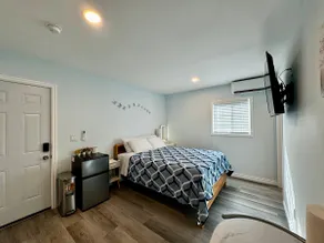 Explorers' Retreat丨Private Studio w Gated Parking - Image 4
