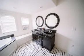 Charming 5BR Home w. Backyard, Downtown - Image 4