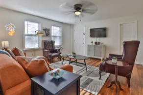 Cozy & Quiet Escape Near Shopping & Restaurants - Image 2