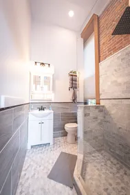 Suite 202 Tiny Loft, Lots of Luxury - Image 4