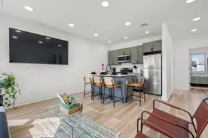 NYC Access 4BR Duplex | Sleeps 10, Free Parking - Image 2