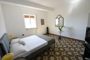 Apartment with private courtyard - Image 5