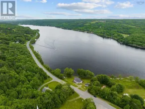 The Boathouse: Lakeside Retreat, Stunning Views - Image 4
