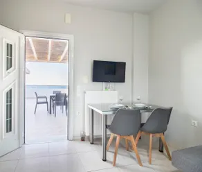 Comfy Beachside Flat with Seaview 2 - Image 4