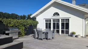 Villa with large patio - Image 3