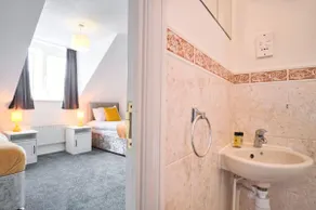 St Kats Mews 4 bed with parking - Image 3