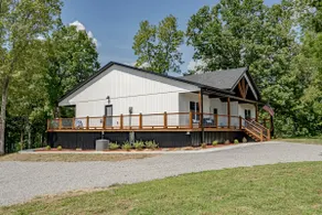 Porch-lovers paradise! Sleeps 11-12 - Image 3