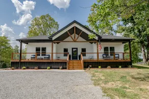Porch-lovers paradise! Sleeps 11-12 - Image 2
