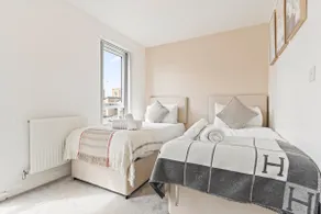 Modern house in City Centre with private parking and gated property - Image 3
