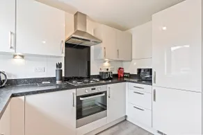 Modern house in City Centre with private parking and gated property - Image 4