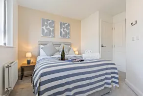 Modern house in City Centre with private parking and gated property - Image 2
