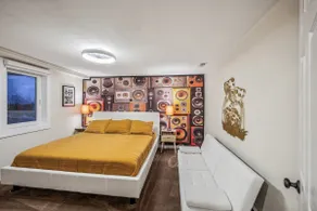 Stylish retro guest suite with hot tub - Image 4