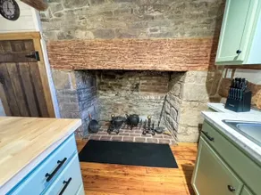 Renovated 1800 log house - Image 5