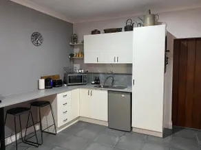 Luxury Studio with Private Yard - Image 2