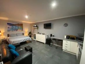 Luxury Studio with Private Yard - Image 5