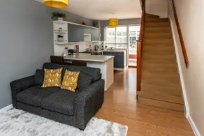 Cosy Homely House with Conservatory and Garden - Image 3