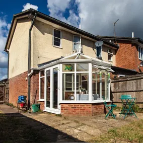 Cosy Homely House with Conservatory and Garden - Image 4