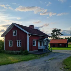 Red house in a rural setting - Image 2