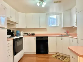 Bright Private Spacious Unit with FREE Parking - Image 5