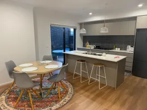 Charming Townhouse Haven - Image 2
