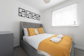 Modern 2BR I Sleeps 6 I Near Bluewater I Fast WiFi - Image 3