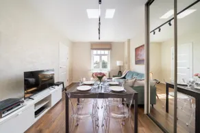 Top location 1-bedroom apartment - Image 2