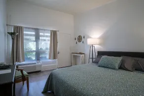 Cozy 1 Bedroom Lake Front Condo - Image 2