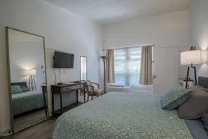 Cozy 1 Bedroom Lake Front Condo - Image 5