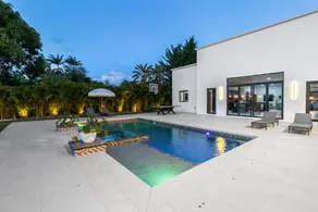 Opulent Waterfront Villa by The Glamhomes - Image 4
