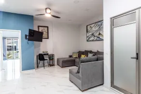 Suite 2 Recs. A/C, King, balcony wth downtown view - Image 4