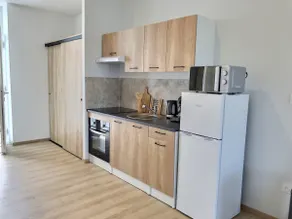 Spacious and bright apartment near train station - Image 4