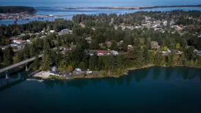 Serene Lake View Retreat - Image 3