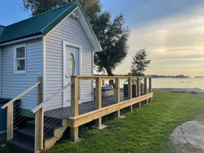SLR River Retreat Waterfront Cottage - Image 2