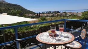 Luxusvilla mit privatem Pool, gepflegtem Garten und Meerblick - Image 2