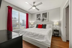 Stylish Luxury King Bed | Gym+Pool+Stockyards - Image 3