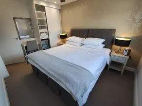 Modern 2 Bedroom Flat with private outdoor terrace - Image 3