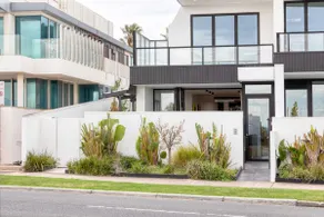 Brightn Beach Townhouse Garden - Image 3