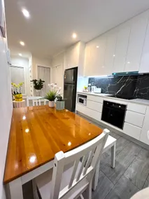 Lovely, convenient, train direct to airport & city - Image 4