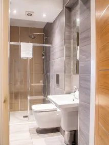 4BR Near Sheffield’s Main Attractions & Transport - Image 3