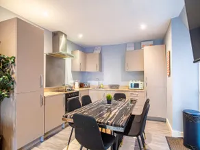 4BR Near Sheffield’s Main Attractions & Transport - Image 4