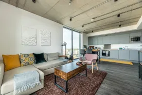 Chic Flat Next To Elizabeth Line - Stunning Views Pass the Keys - Image 2